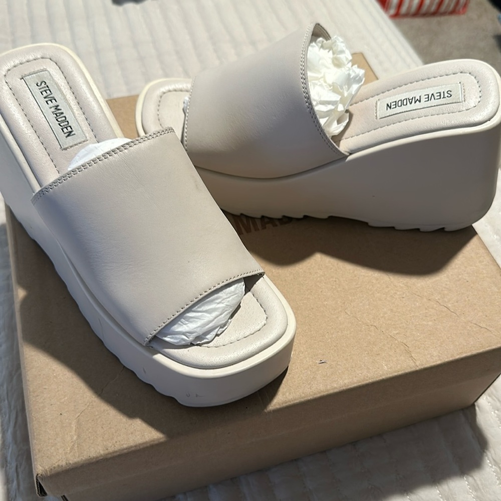 Steve Madden wedge sandal size 8.5